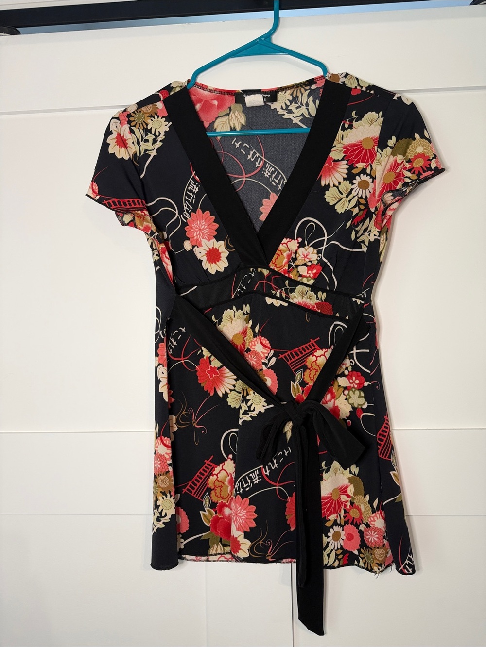 B. Moss Black Floral Short Sleeve Top